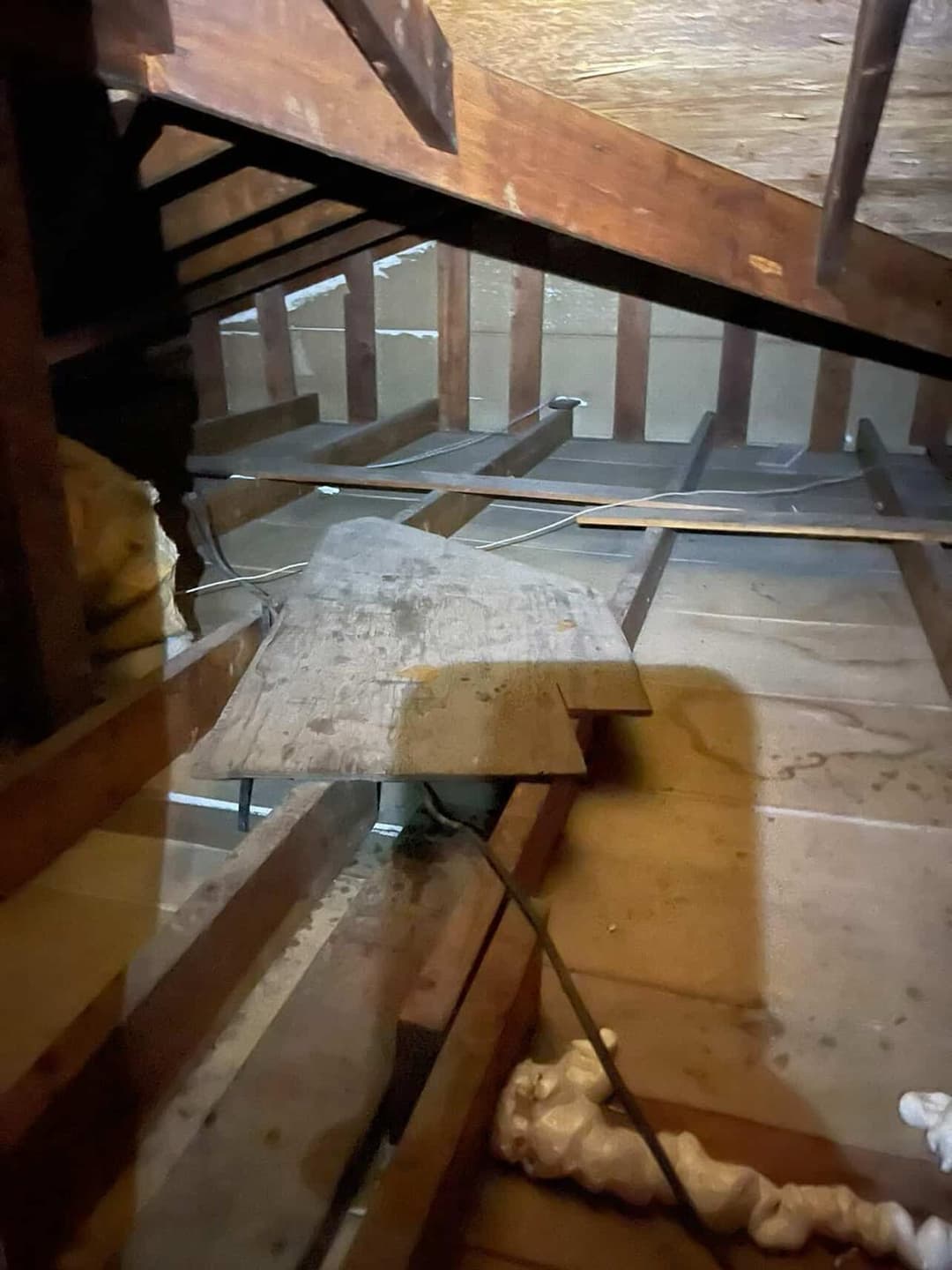 Modern interior ceiling detail with wood slats and recessed lighting installation